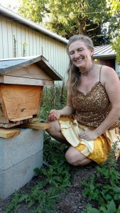 kirsten-smiling-with-hive